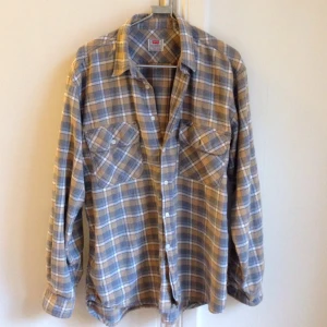 Levis skjorta.  - Levis skjorta. 