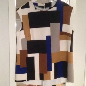  - Cool & stilig top från Lindex. Aldrig använd.