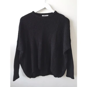  - Mjuk stickad tröja från Gina Tricot. Smala ärmar annars lös modell. Använd fåtal gånger. 