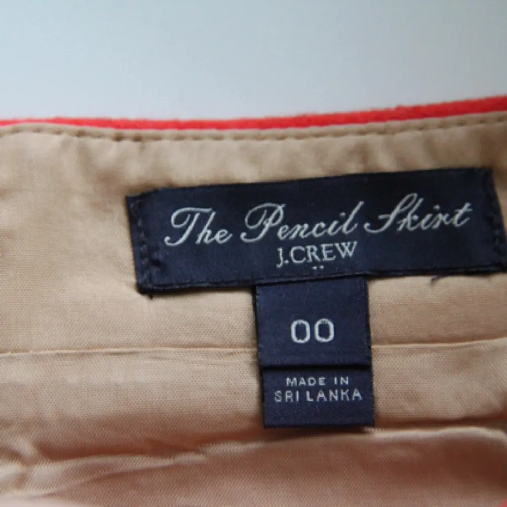 Vacker hallonröd kjol från J Crew. 
Materialet är ull, insidan är i beige siden. Använd ett fåtal gånger.
Kort modell. 
Ordinarie pris 250 USD.
. Kjolar.
