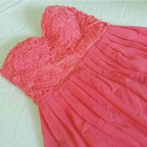  - Söt tubklänning från Elise Ryan som sitter bra på en xs-m, något stor på mig så säljs i nyskick, slutar strax ovanför knäna på mig som är 160cm