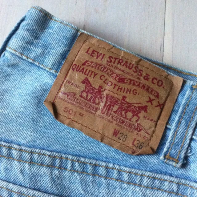 Levi's 501 med hög midja, perfekta att klippa av till shorts om man är sugen på det.. Jeans & Byxor.