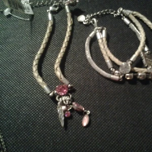  - Pilgrim vrist o armlänk i läder o silver med dubbla länkar o små detaljet,, säljer dom ihop som set till eet priset