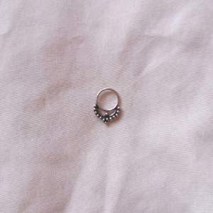 💫 Silvrig septum ring
💫 Ca 1 mm tjock
💫 Oanvänd
💫 Frakt på 10 kr tillkommer 
