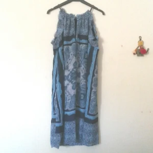  - Fin klänning i skönt luftigt matetial, nyskick! Passar allt från xs-m beroende på hur man vill att den ska sitta, matchas snyggt med ett bälte kring midjan.