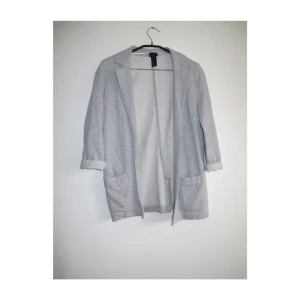  - Snygg grå bomullskavaj från H&M! Frakt 56kr ✨