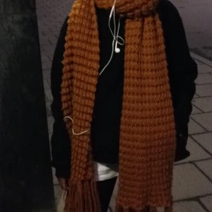  - Orange halsduk från Monki, lång 