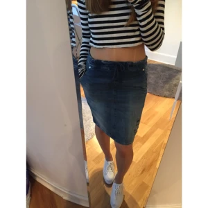  - Superfin jeanskjol för sommaren. Passar alla! Aldrig anv