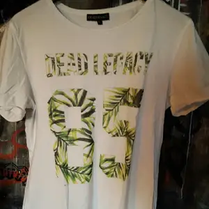 En schysst T-shirt från Dead Legacy! perfekt inför våren och sommaren.