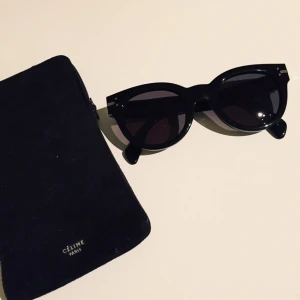  - Svarta Solglasögon från Celine, köpta på NK sommaren 2015, aldrig använda. 
Nypris: 3500kr 

Solglasögon nummer: CL41040/s 

KONTAKT: 0768138851 / Ellen.g@live.se 