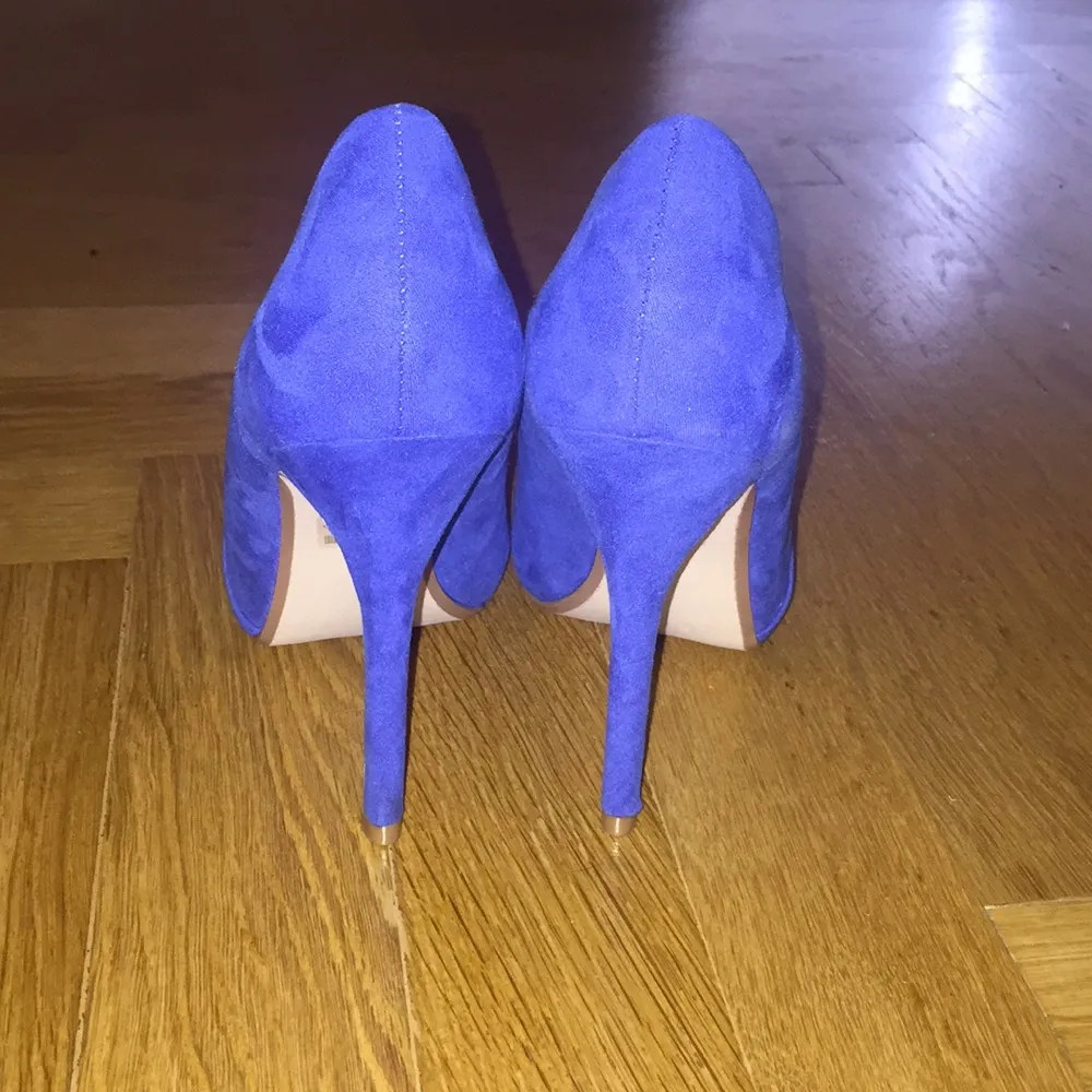 Snygga blåa pumps från ASOS i mockaimitation. Klackhöjd ca. 12cm. 
Oanvända! . Skor.