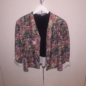  - Blommig oversize jacka. Själv har jag storlek S men den skulle även passa en M.