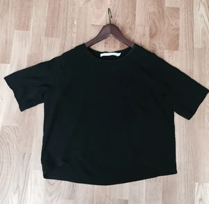  - & Other stories crop top

Stl:S/M

Något längre bak än fram 