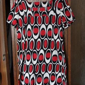  - Den må vara nyskapad, men vacker är den. Hade en gång en storleksanvisning som löd M, men sitter fint även på mindre individer. Kan inte finna några skråmor alls! 