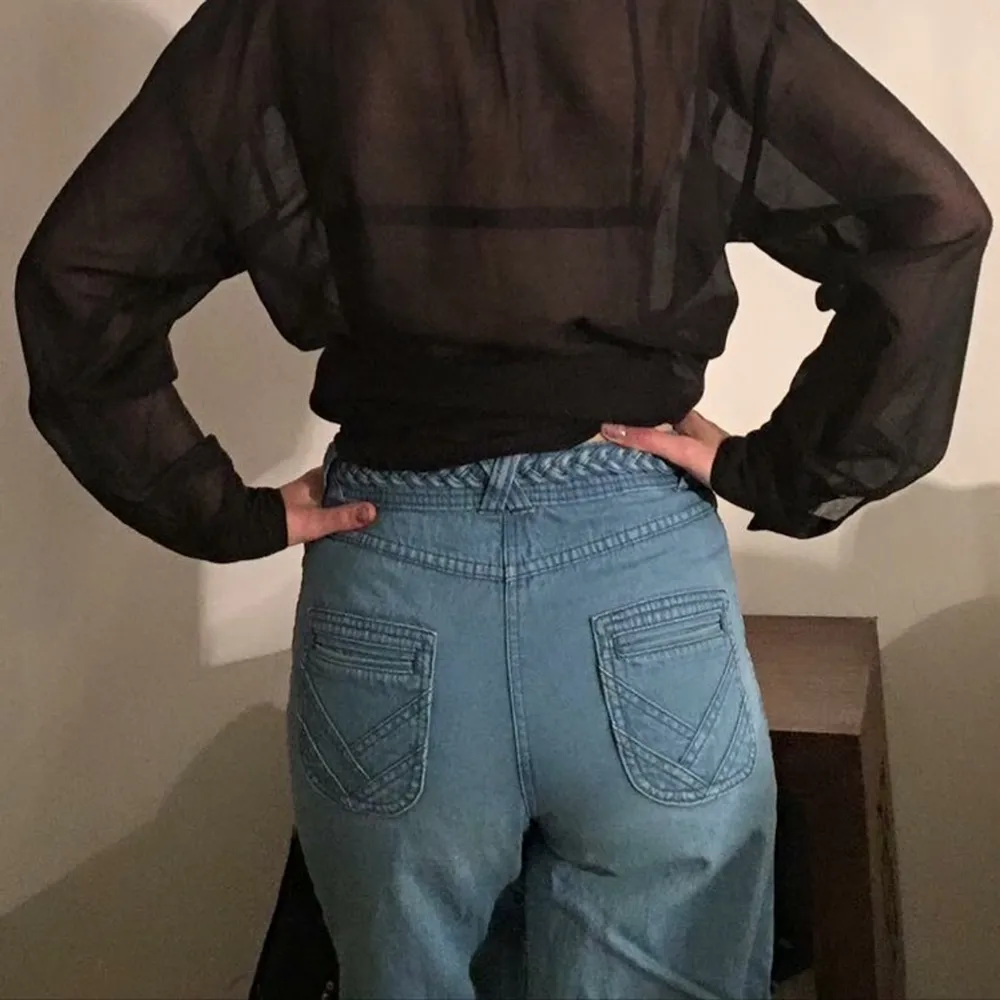 Coola, utsvängda byxor i skönt jeanstyg från H&M. Supersnygga på och de är lite mindre i storleken.. Jeans & Byxor.