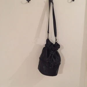  - Snygg bucketbag från HM! I fint superfint skick! 