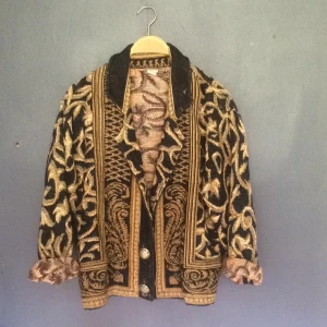  - Härlig mönstrad jacka i mjukt tyg
