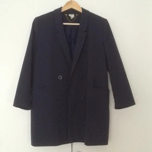  - Fin marinblå blazer, oversize, från Monki. Använd ett fåtal gånger. I fint skick!