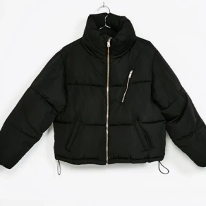  - Helt ny o oanvänd dunjacka så säljer den för samma pris jag köpt den för! Säljer en lika vit också. Kan mötas upp i Sthlm