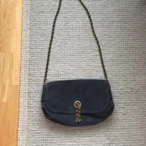  - Handväska i mocka ! Mörkblå med kedja som lås