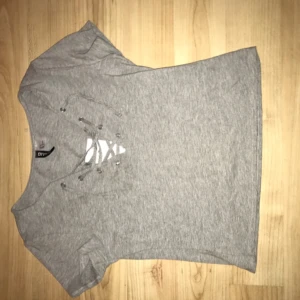  - Magtröja med öppning vid bröstet , aldrig använd 