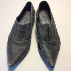  - Snygga låga skor i tvättad PU-läder. HELT NYA! Perfekt till jeans och kjol.  