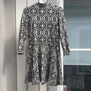  - En mönstrad klänning som är otroligt skön och snygg från H&M

Kan mötas i Stockholm annars funkar frakt och har swish! 