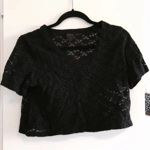  - Magtröja från Monki i storlek XS/S 
Transparent mönster 