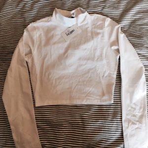  - Croptop från Nelly i storlek S.
Tags kvar! 