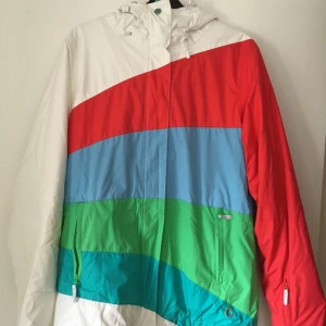  - Roxy skid/showboardjacka med snölås, mindre i storleken jag brukar ha M men kan ha denna. 