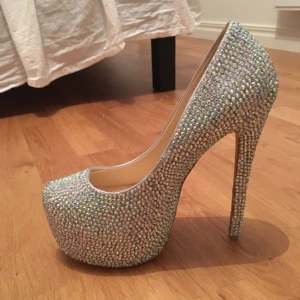  - Helt nya blingiga klackskor! 16 cm höga, ganska små i storleken, passar nog 38 mer. ⭐️