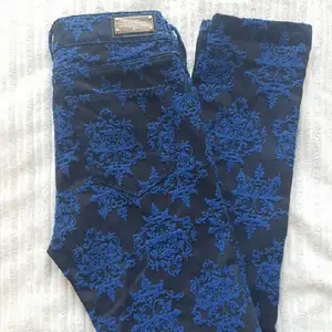 Jeans från zara woman premium denim wear collection. Helt nya men tyvärr för små för mig. 🌿