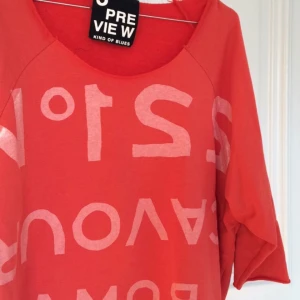  - Kanske världens skönaste tröja. Råa kanter. Lätt att rulla upp. Stl oversized.

Skickas mot att köparen betalar frakt eller avhämtas i centrala Göteborg.

Obs! Köp två eller fler plagg och få det billigaste till halva priset!