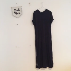  - Svart t-shirtklänning fr Monki. Dragkedja i sidorna. 

Skickas mot att köparen betalar frakt eller avhämtas i centrala Göteborg.

Obs! Köp två eller fler plagg och få det billigaste till halva priset!
