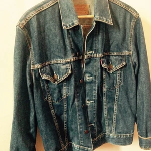  - Levi's jeansjacka, strl. L 
Oversize upp till stl. 40
Grymt fint skick! 
Möts i Gbg.