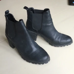  - Svarta (syntetläder)kängor, robusta och sköna. Ingen dragkedja, bara att dra på sig. 