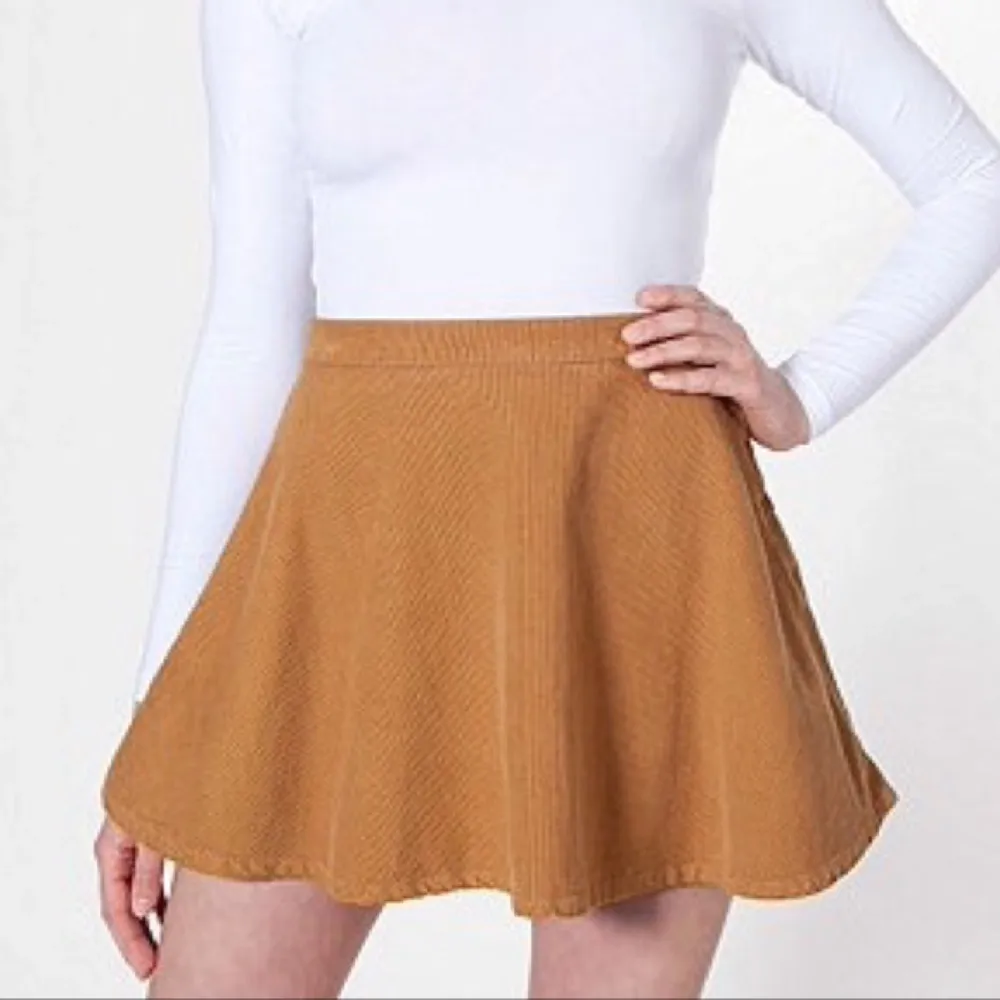 Säljer min American Apparel corduroy skirt! Den är i manchestertyg och såsom alla kjolar från American Apparel så är den ganska liten i storleken. Skulle säga att den passar XS-S 🌸🌸🌸. Kjolar.