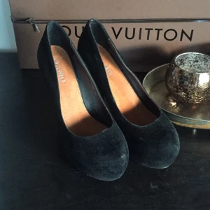  - Tiamo klackar
150kr
Storlek 39
Köparen står för frakten, jag har swish! 
Skorna finns i Upplands Väsby