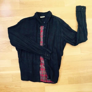  - Fin superfin skjorta med mönster på insidan + svart transparent tyg på utsidan.