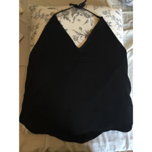  - Topp med öppen och låg rygg från BikBok
