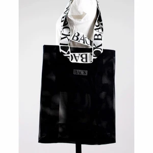  - Back väska i nät väldigt rymlig och cool. Aldrig använd.