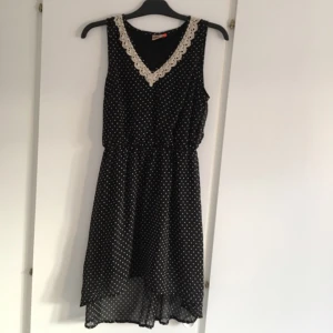  - En härlig klänning med längre fall bak. Bekväm och smickrande för figuren. Frakt tillkommer (Max.20kr.) Oanvänd.