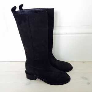  - Svart stövel i matt äkta skinn från & Other Stories. Inköpta i vintras för 1750kr. Säljes pga fel storlek för mig. Mycket fint skick!