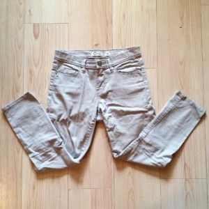  - trekvartslånga ljusgråa byxor

kan lämnas i örebro, askersund eller hallsberg, annars pris+frakt!

säljer den pga att jag har för mycket kläder i garderoben och den kommer helt änkelt inte till användning längre! 