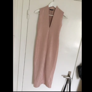  - Fin klänning från Zara. Helt ny, aldrig använd! Liten i storleken! 
Finns i Uppsala (och eventuellt Stockholm), kan mötas upp, men om via posten betalar köparen frakt 

