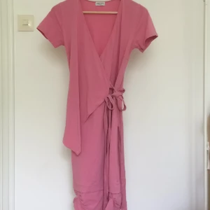  - Klänning ifrån Hunkydory. Mycket fint skick. Ganska liten i storleken. Knyt i sidan. Tar swish, köparen står för frakten. 