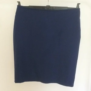  - Mörkblå pennkjol ifrån Vila. Sparsamt använd. Guldfärgad dragkedja bak. Tar swish, köparen står för frakten. 