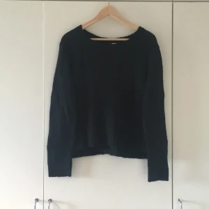  - Vanlig svart tröja med små slits på båda sidor🌟