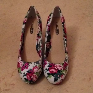  - Blommiga klackskor. Använda endast en gång. Säljes pga lite för stora. Fint skick!! Kan skickas mot fraktkostnad.