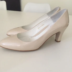  - Jättefina och sköna ljusrosa pumps! Endast använda en gång på ett bröllop för 3 veckor sedan. Inköpta på scorett för 1199kr. Billigare vid snabb affär:)